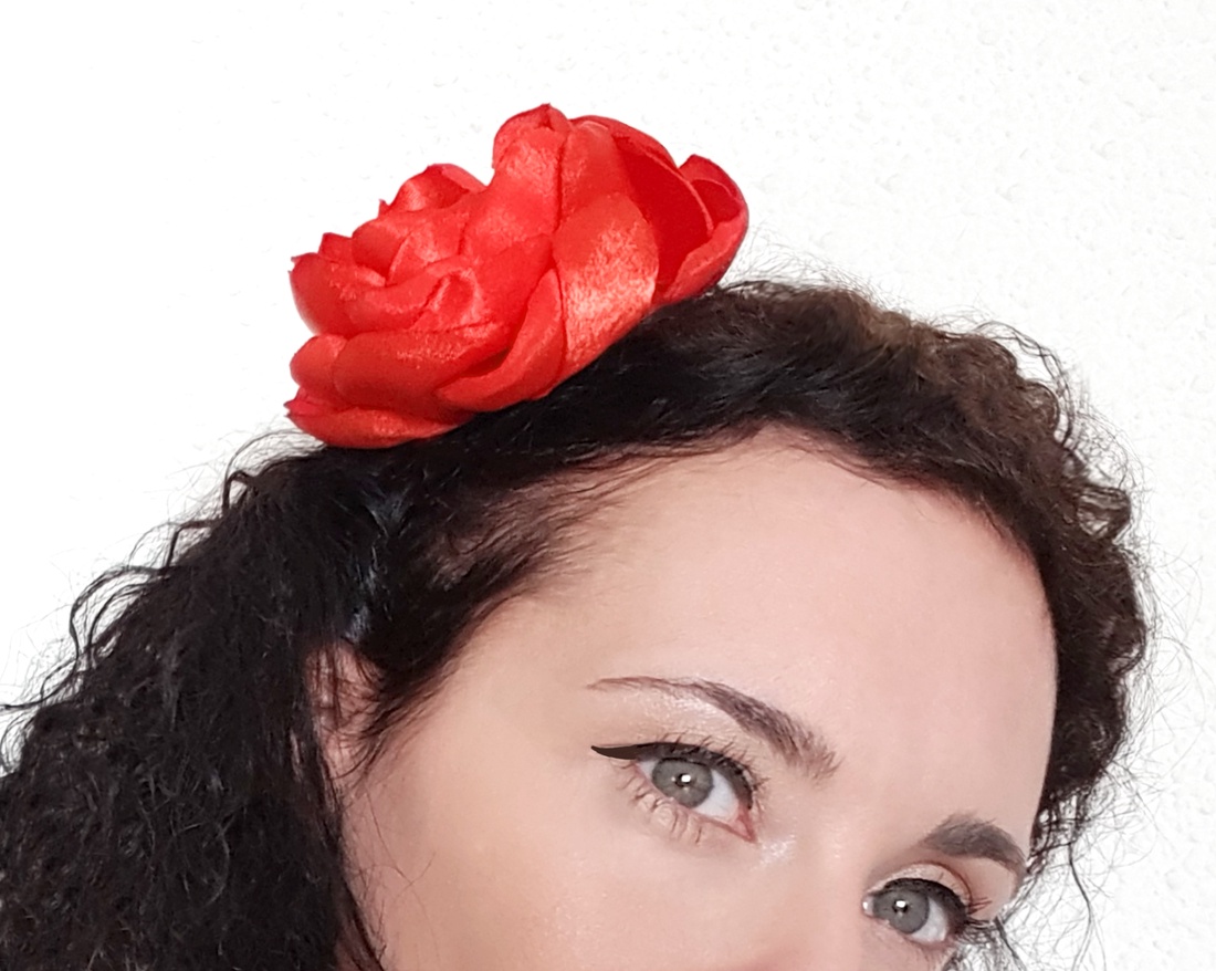 Floare rosie din satin pentru par - îmbrăcăminte și modă - accesorii păr - accesorii de păr - Artynos.ro
