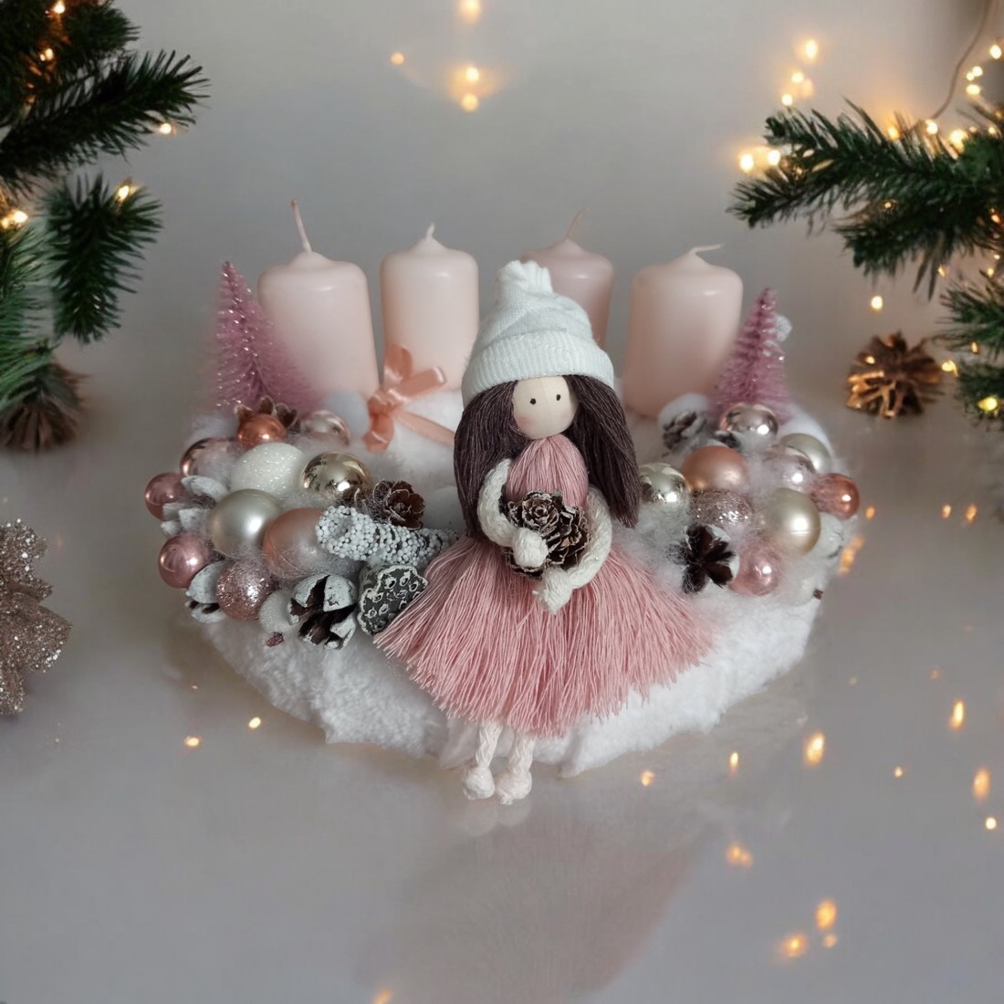 Coroană de Advent cu păpușă macramé - roz, alb - crăciun - decorațiuni de advent - coroniță advent - Artynos.ro