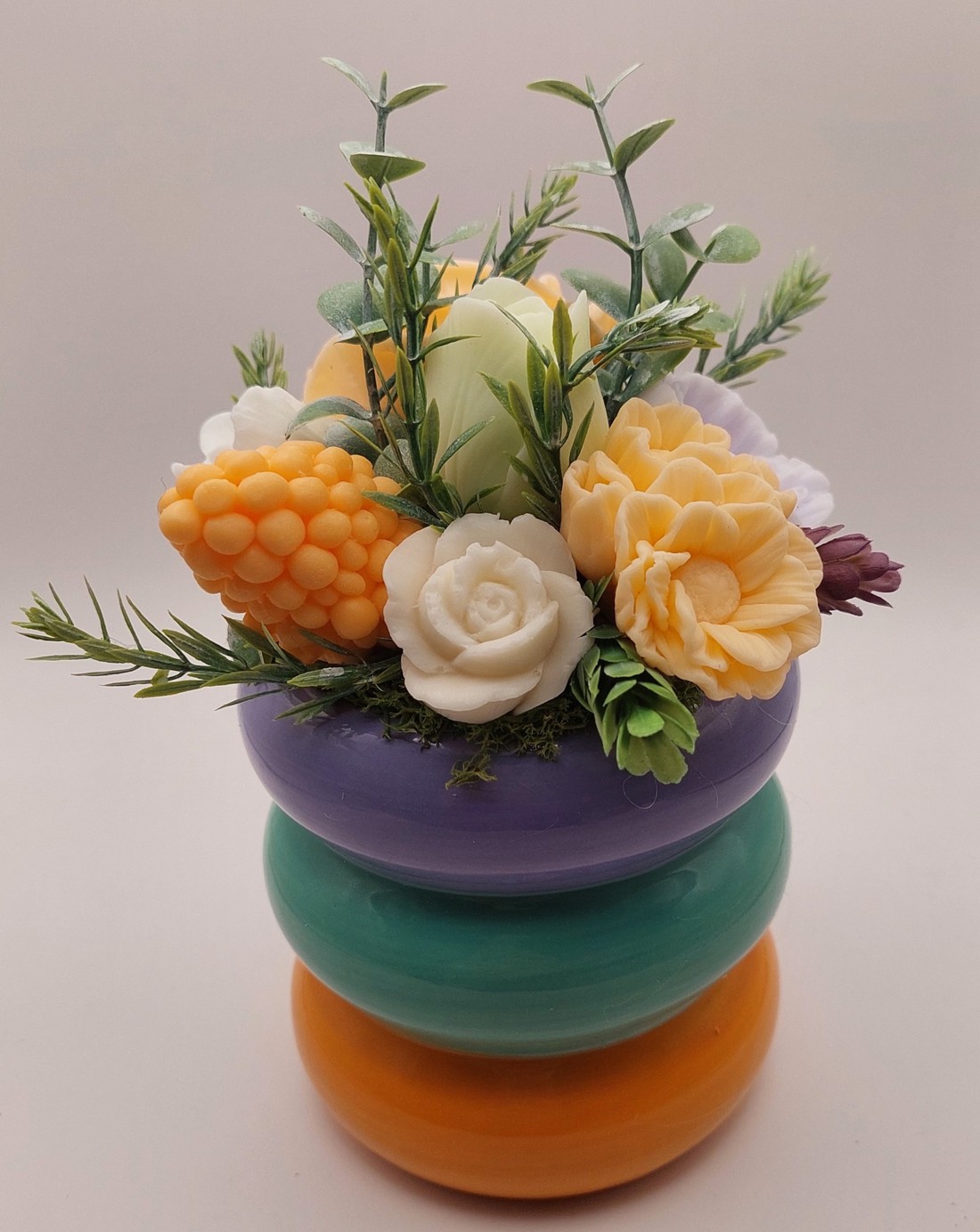 Oală ceramică colorată cu flori de săpun - - Artynos.ro Oală ceramică colorată cu flori de săpun - - Artynos.ro