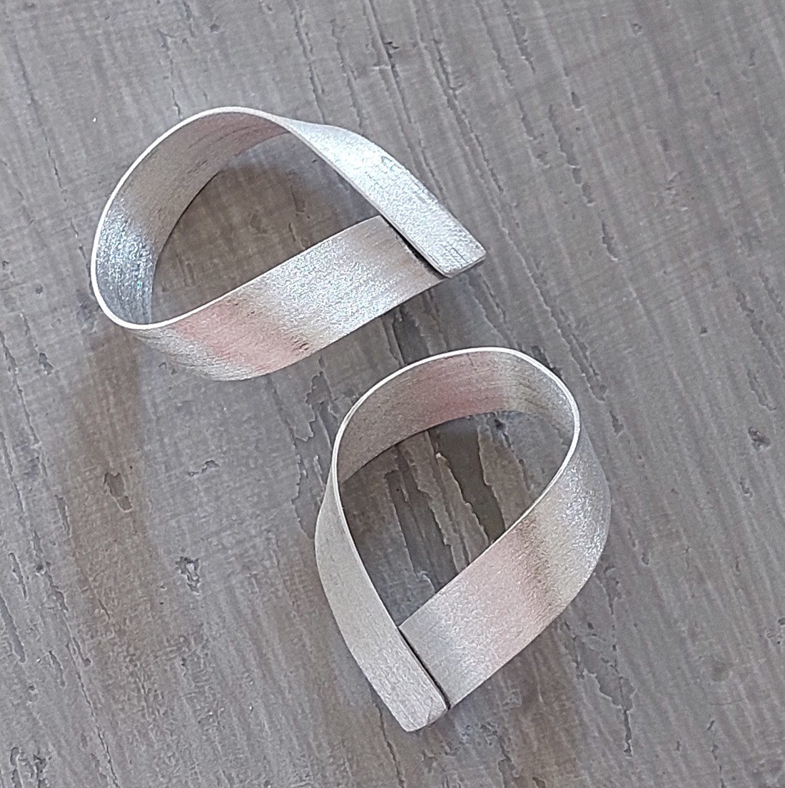 Cercei în formă de picătură din aluminiu - bijuterii - cercei lungi - Artynos.ro Cercei în formă de picătură din aluminiu - bijuterii - cercei lungi - Artynos.ro