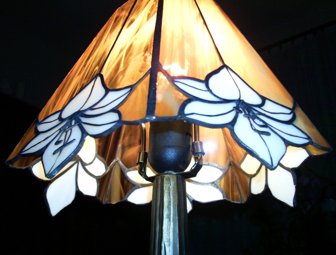 Lily aur voal tiffany lampă - casă & stil de viață - lămpi și corpuri de iluminat - lampă de masă - Artynos.ro