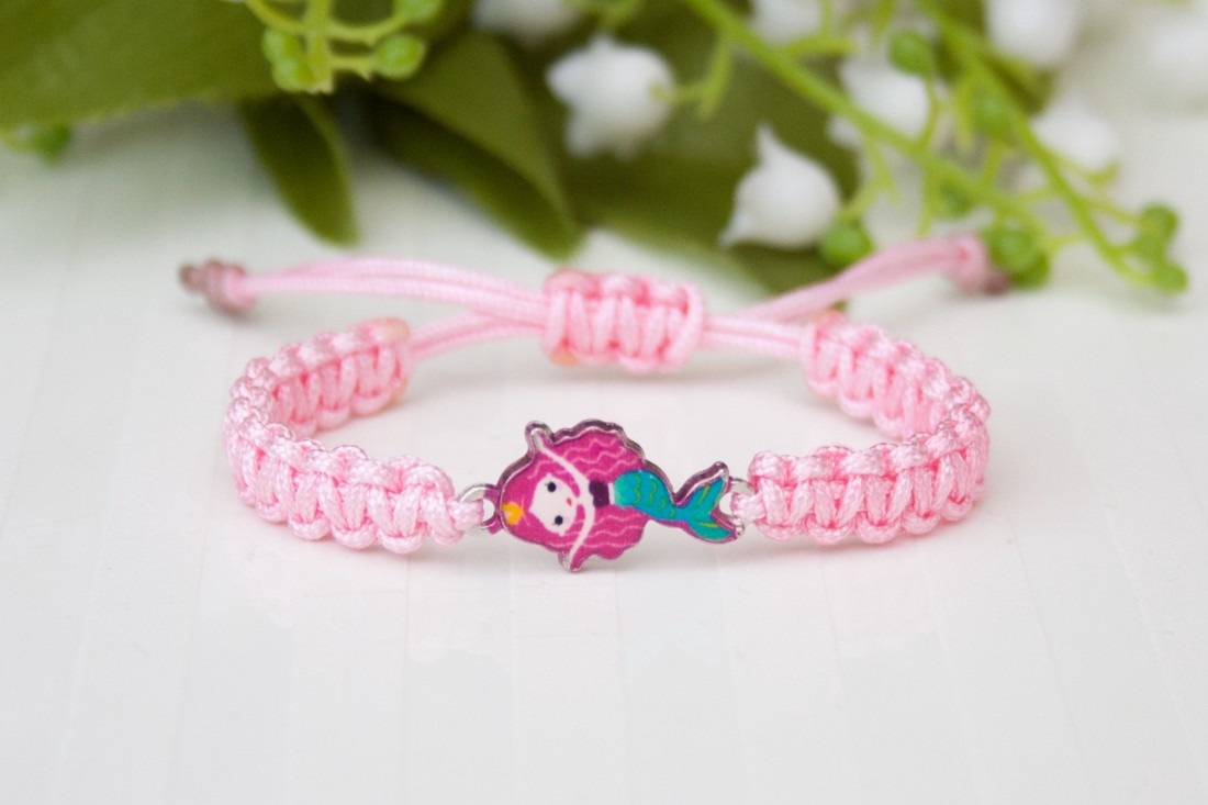 Brățară macramé împletită pentru copii - Mermaid roz deschis - - Artynos.ro Brățară macramé împletită pentru copii - Mermaid roz deschis - - Artynos.ro
