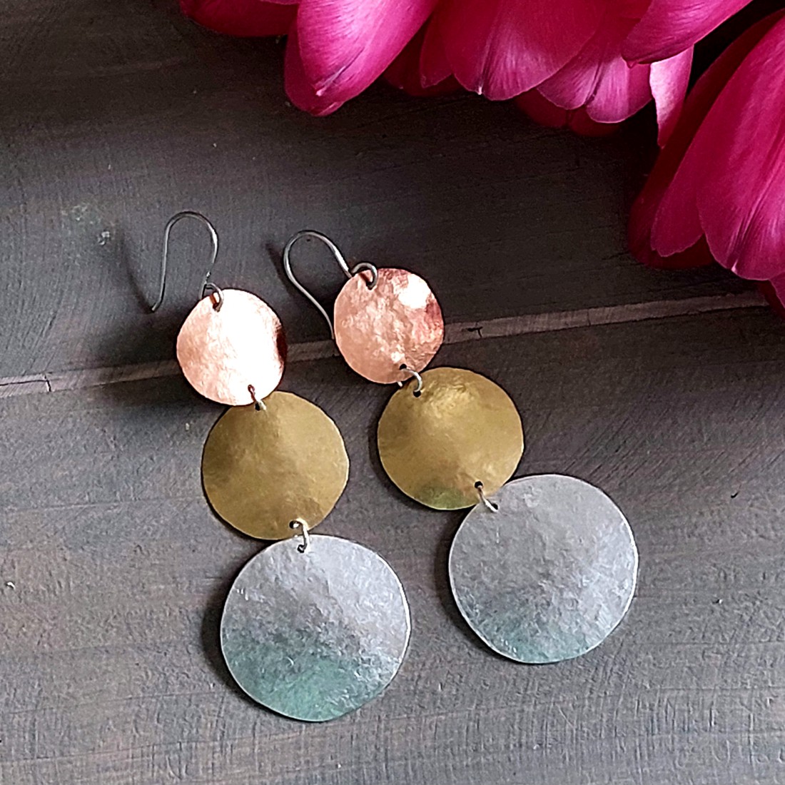 Cercei tricolori din cupru și aluminiu - bijuterii - cercei hoops - Artynos.ro Cercei tricolori din cupru și aluminiu - bijuterii - cercei hoops - Artynos.ro