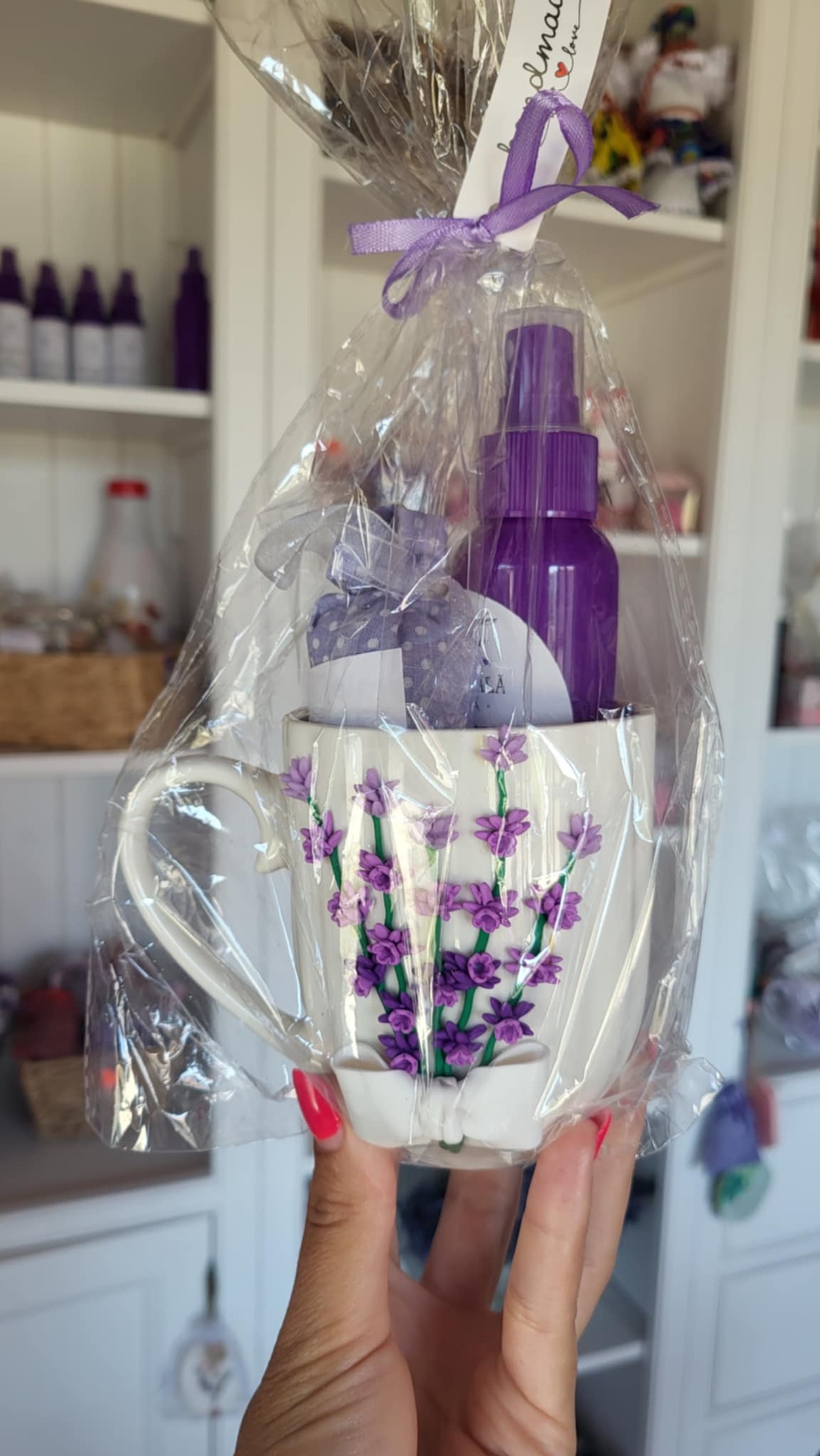 Set Cadou Tot ce-i mai bun din Lavandă - baie și frumusețe - pachete cosmetice cadou - Artynos.ro Set Cadou Tot ce-i mai bun din Lavandă - baie și frumusețe - pachete cosmetice cadou - Artynos.ro