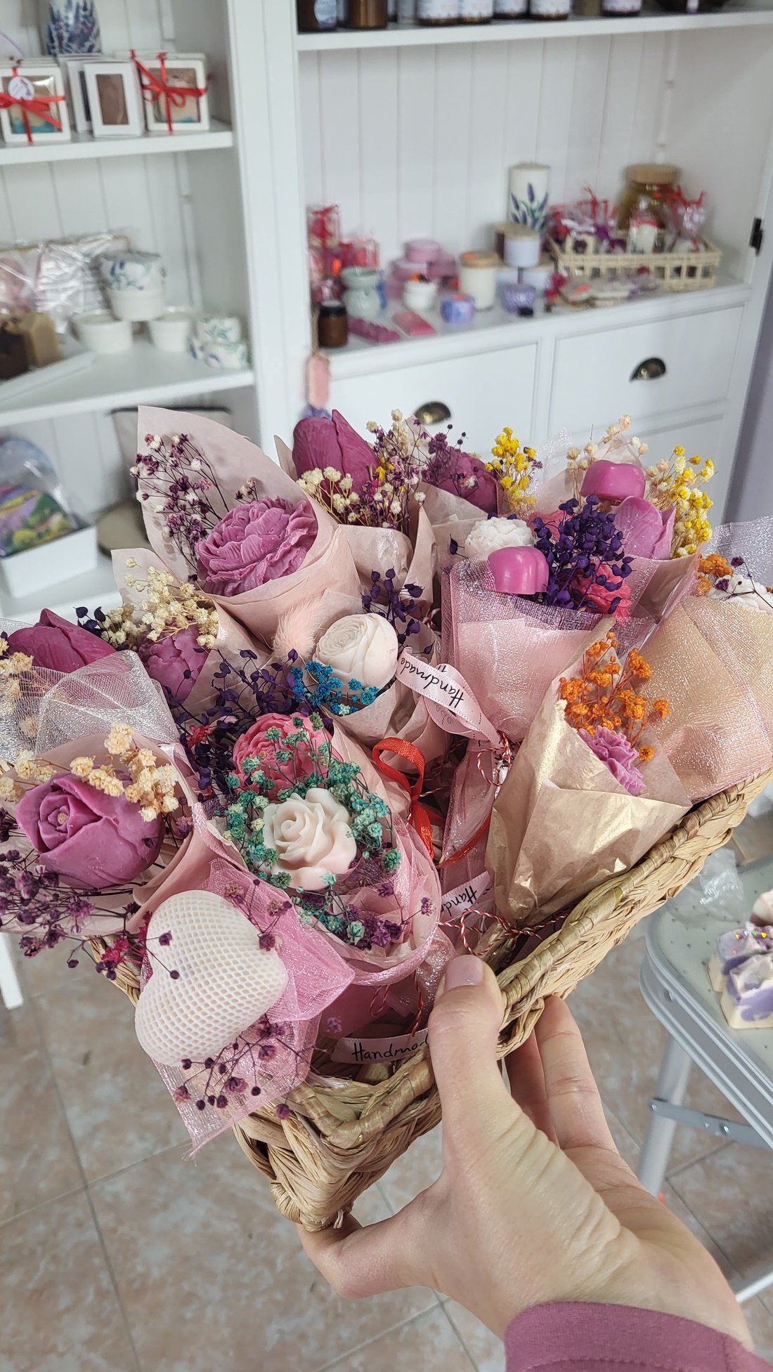 Buchețel parfumat cu bujor din ceară și flori uscate - casă & stil de viață - lumânări, parfumuri, arome - ceară parfumată - Artynos.ro