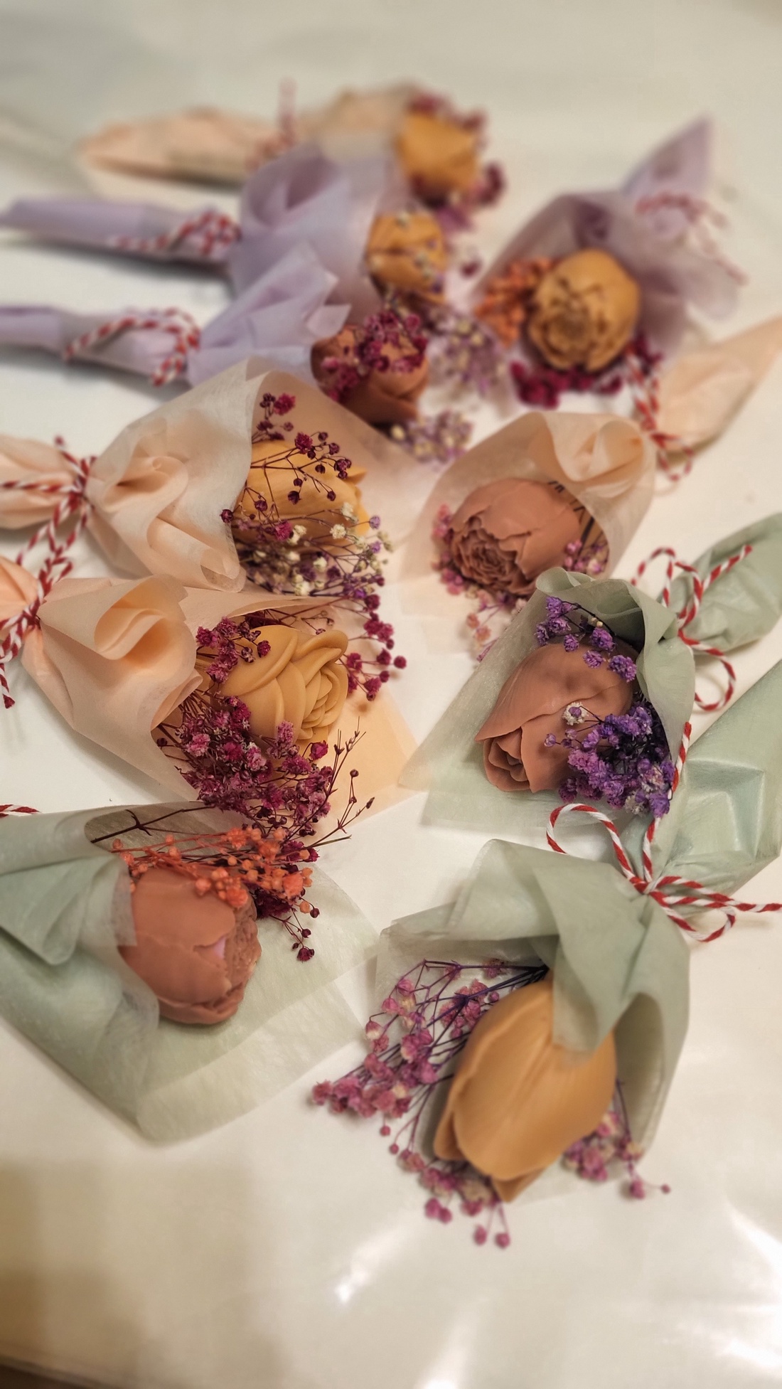 Buchețel parfumat cu bujor din ceară și flori uscate - casă & stil de viață - lumânări, parfumuri, arome - ceară parfumată - Artynos.ro