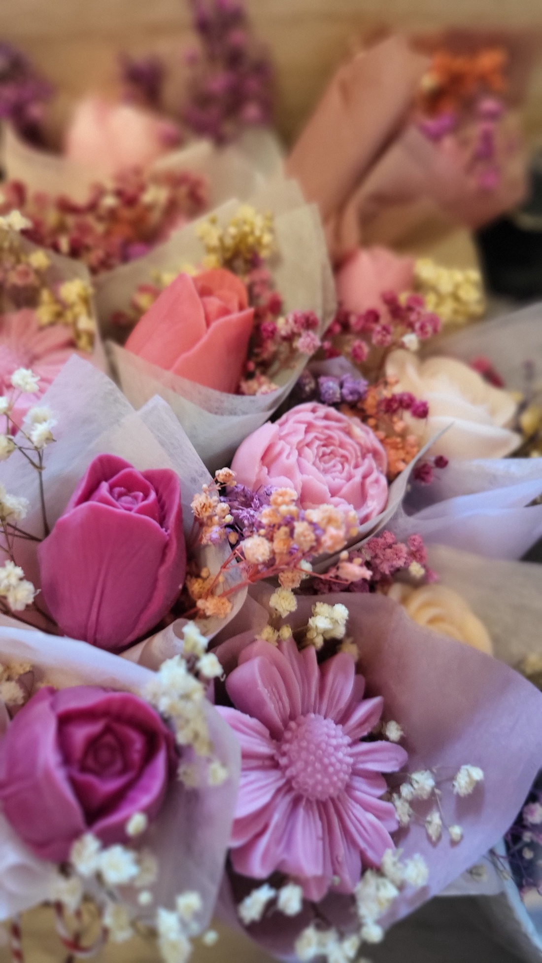 Buchețel parfumat cu bujor din ceară și flori uscate - casă & stil de viață - lumânări, parfumuri, arome - ceară parfumată - Artynos.ro