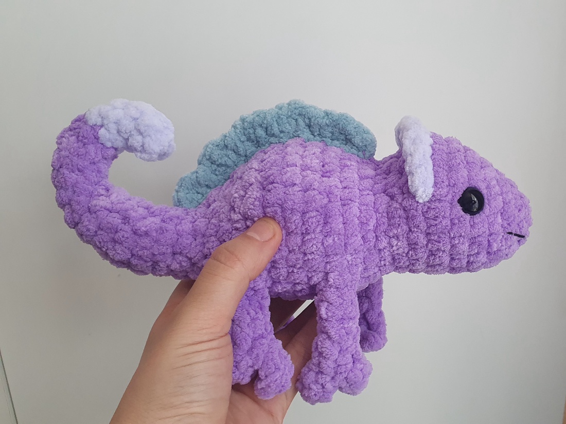 Cameleon de plus crosetat - jucării și echipamente pentru copii - plușuri - dinozauri din pluș - Artynos.ro