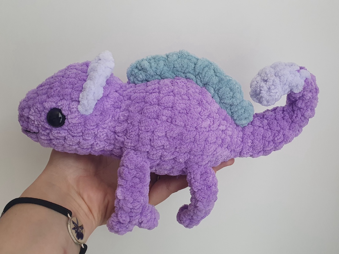 Cameleon de plus crosetat - jucării și echipamente pentru copii - plușuri - dinozauri din pluș - Artynos.ro