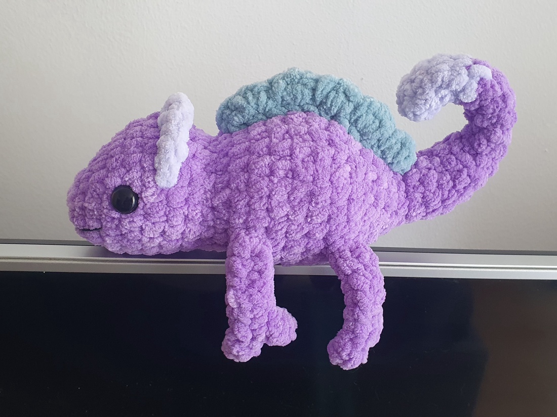 Cameleon de plus crosetat - jucării și echipamente pentru copii - plușuri - dinozauri din pluș - Artynos.ro