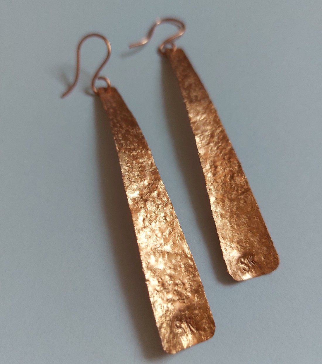 Cercei băț de aur în cupru - bijuterii - cercei lungi - Artynos.ro Cercei băț de aur în cupru - bijuterii - cercei lungi - Artynos.ro