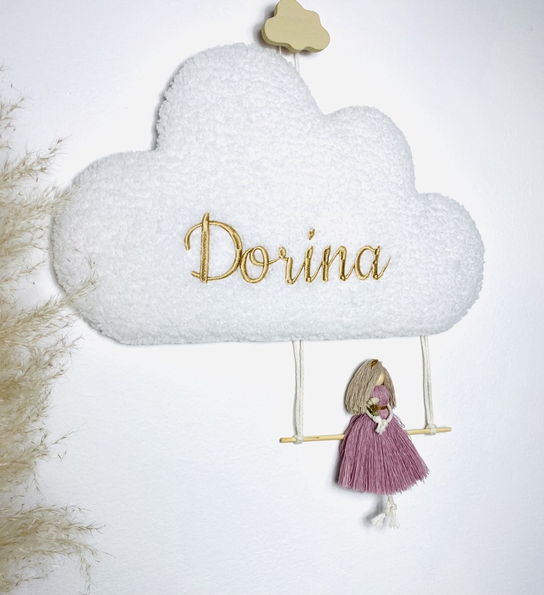 Decorațiune de perete personalizată cu nori de miel brodați și păpușă macramé cu balansoar opțională - - Artynos.ro Decorațiune de perete personalizată cu nori de miel brodați și păpușă macramé cu balansoar opțională - - Artynos.ro