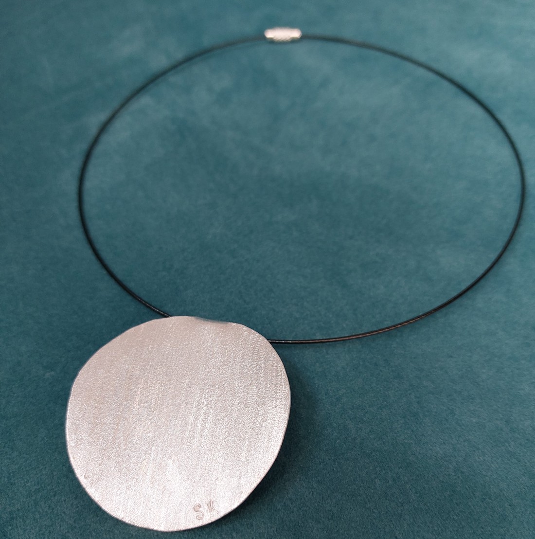 Pandantiv circular minimalist din aluminiu, cu șuvițe -  - Artynos.ro Pandantiv circular minimalist din aluminiu, cu șuvițe -  - Artynos.ro