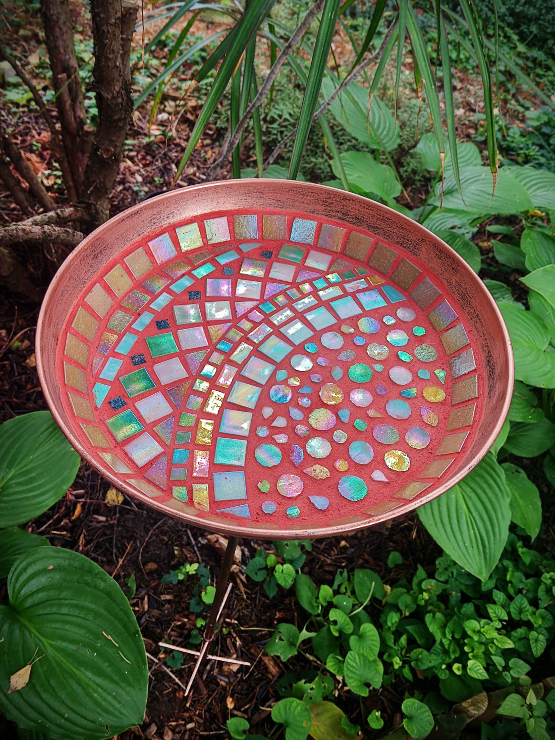 REKREDENC - Mâncător de păsări din bronz realizat manual cu mozaic din sticlă iridescentă - pentru grădină și terasă - casă & stil de viață - accesorii pentru casă și grădină - hrănitoare păsări - Artynos.ro