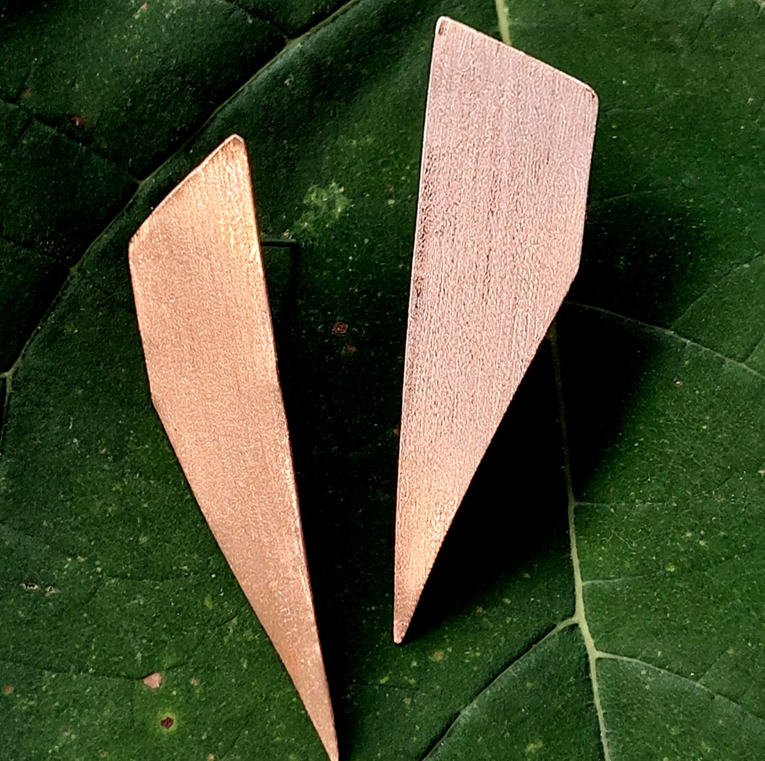 Cercei cu design minimalist din cupru -  - Artynos.ro Cercei cu design minimalist din cupru -  - Artynos.ro