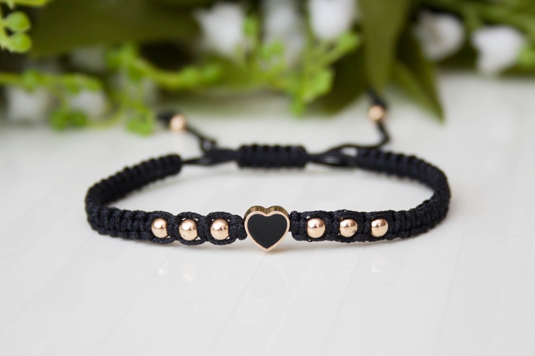 Brățară împletită în stil macrame � Cu inimioare negre -  - Artynos.ro