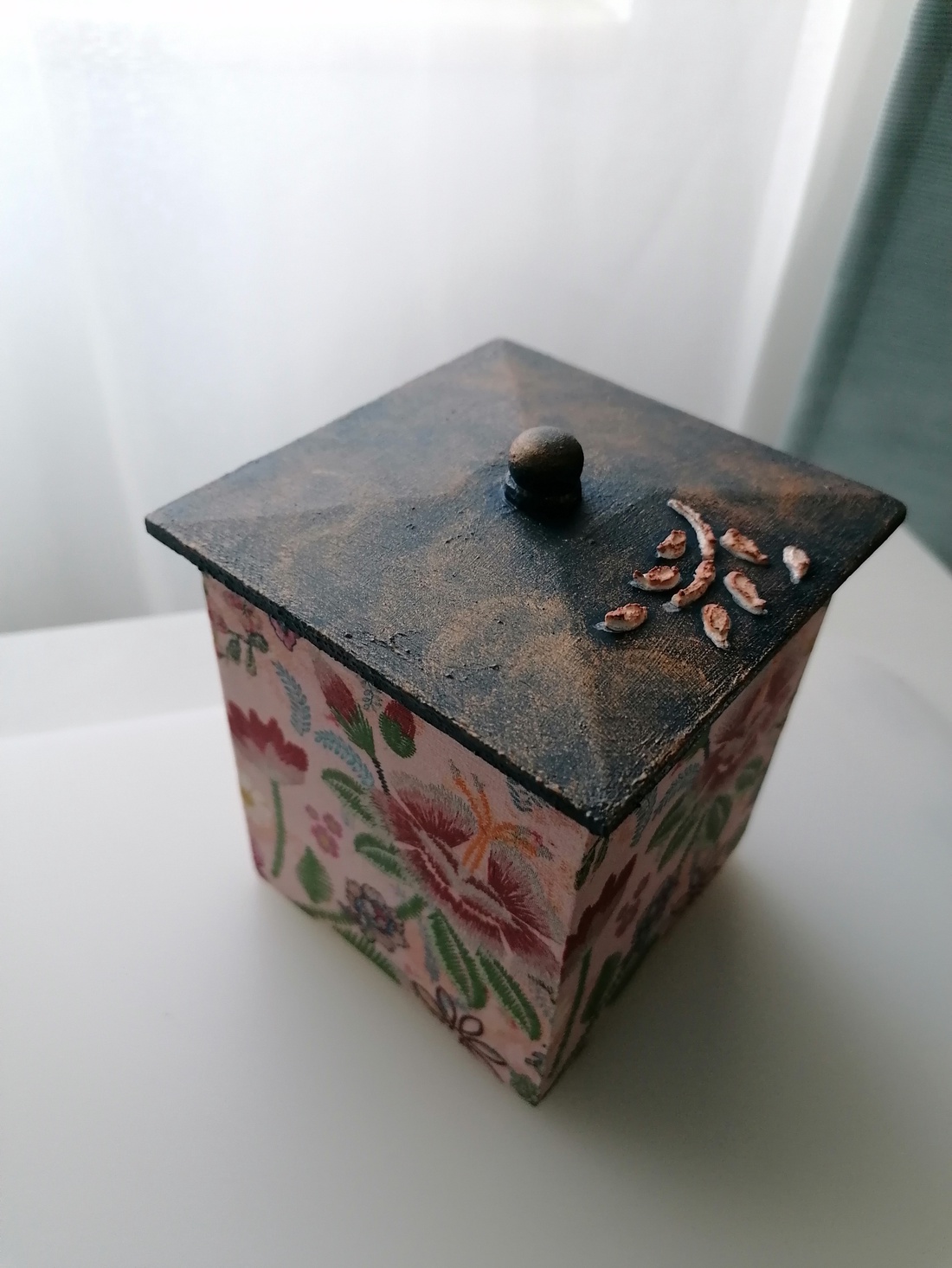Cutie lemn pictata - casă & stil de viață - materiale de depozitare și sortare - cutie depozitare - Artynos.ro Cutie lemn pictata - casă & stil de viață - materiale de depozitare și sortare - cutie depozitare - Artynos.ro
