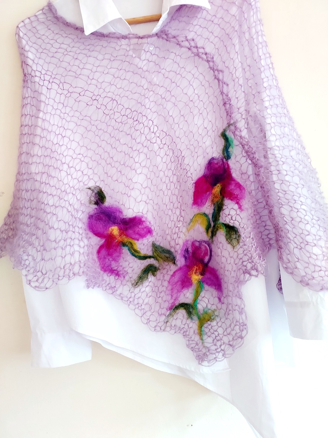 Poncho tricotat manual și impaslit cu iriși de lana  - îmbrăcăminte și modă - haine damă - poncho - Artynos.ro