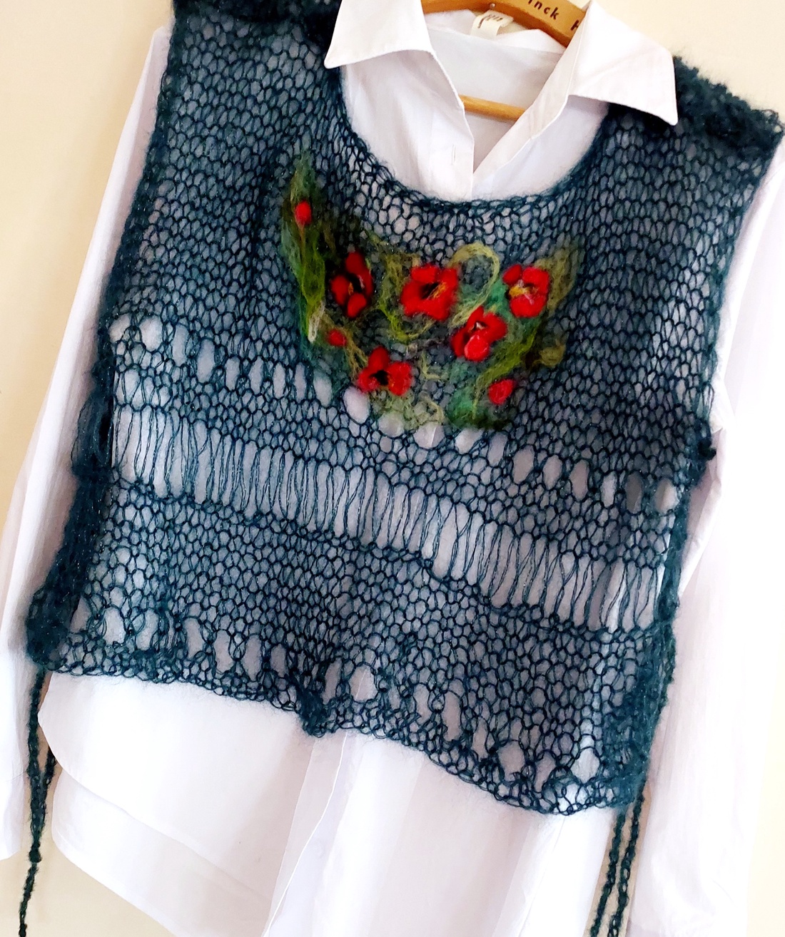Vesta tricotata și impaslita cu maci de lana  - îmbrăcăminte și modă - haine damă - tunică - Artynos.ro