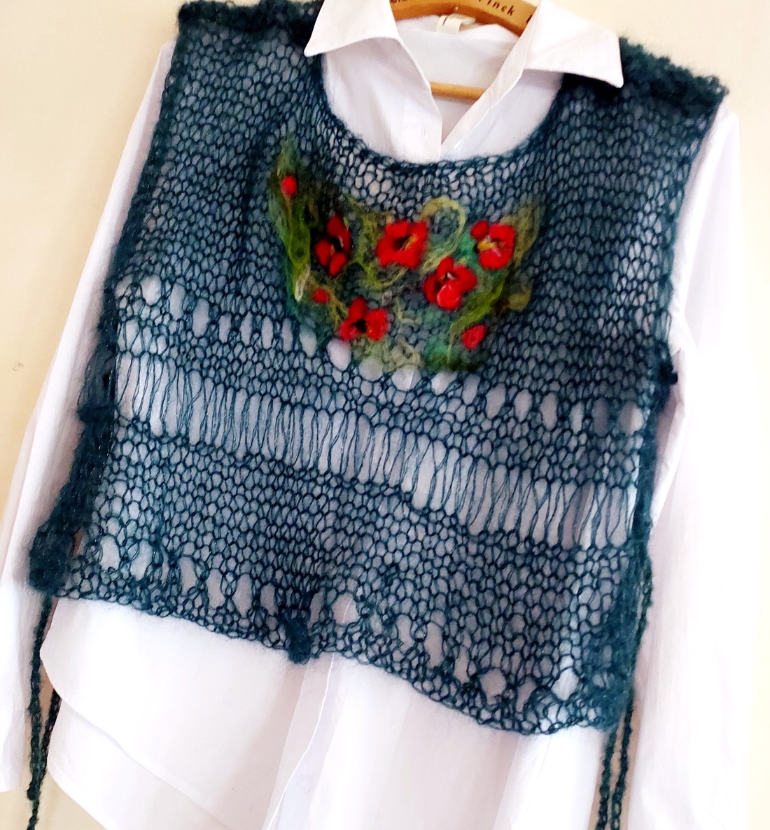 Vesta tricotata și impaslita cu maci de lana  - îmbrăcăminte și modă - haine damă - tunică - Artynos.ro
