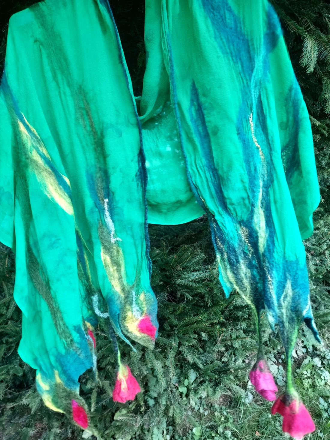 Eșarfă de mătase naturala împaslita cu flori de lana merinos  - îmbrăcăminte și modă - eșarfe, pălării, fularuri - căciulă - Artynos.ro