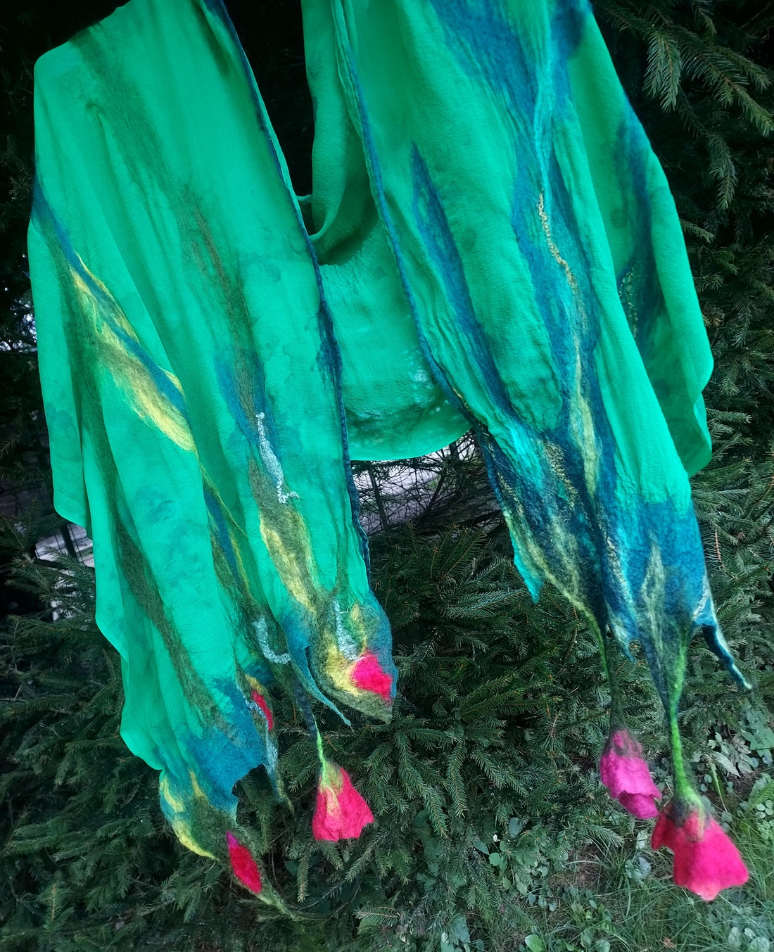 Eșarfă de mătase naturala împaslita cu flori de lana merinos  - îmbrăcăminte și modă - eșarfe, pălării, fularuri - căciulă - Artynos.ro