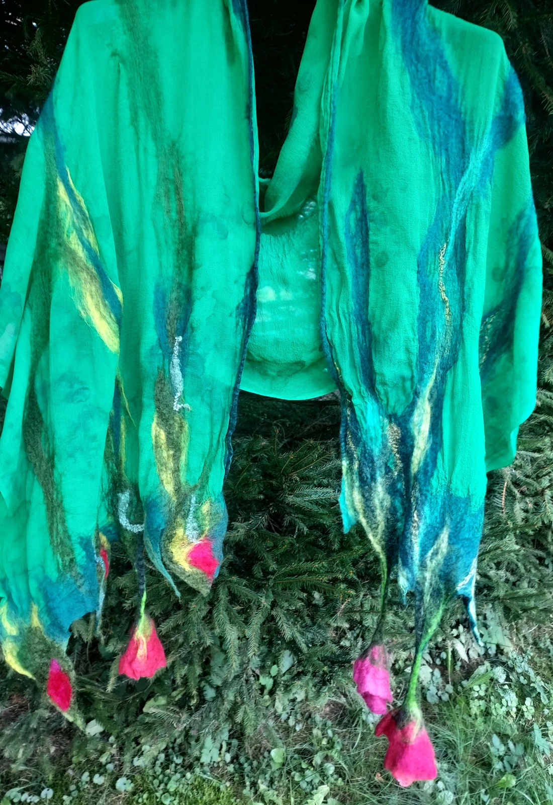 Eșarfă de mătase naturala împaslita cu flori de lana merinos  - îmbrăcăminte și modă - eșarfe, pălării, fularuri - căciulă - Artynos.ro