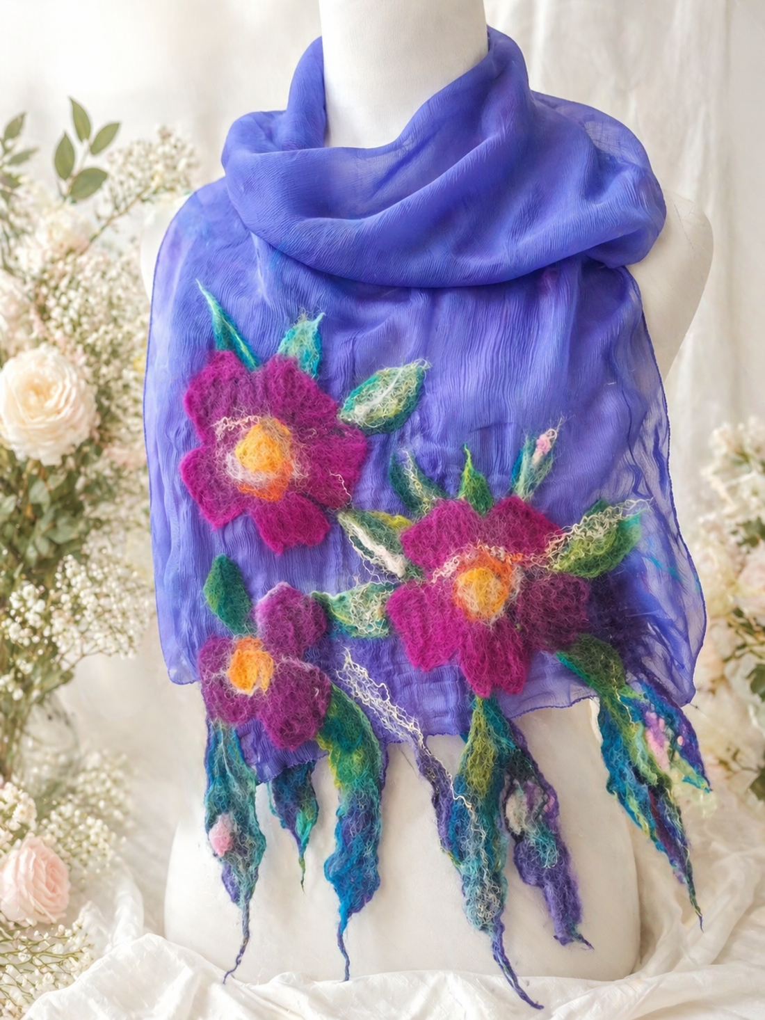 Eșarfă de mătase naturala împaslita cu flori de lana merinos  - îmbrăcăminte și modă - eșarfe, pălării, fularuri - eșarfe - Artynos.ro