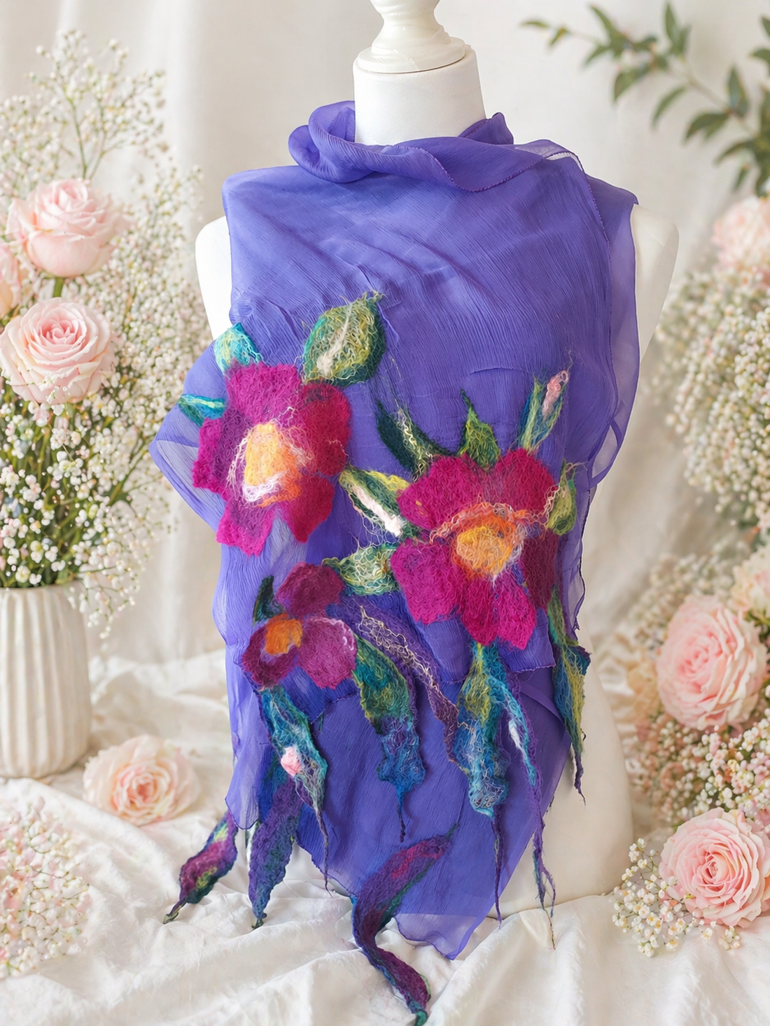 Eșarfă de mătase naturala împaslita cu flori de lana merinos  - îmbrăcăminte și modă - eșarfe, pălării, fularuri - eșarfe - Artynos.ro