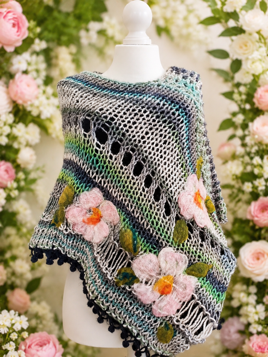 Poncho cu flori impaslite  - îmbrăcăminte și modă - haine damă - poncho - Artynos.ro