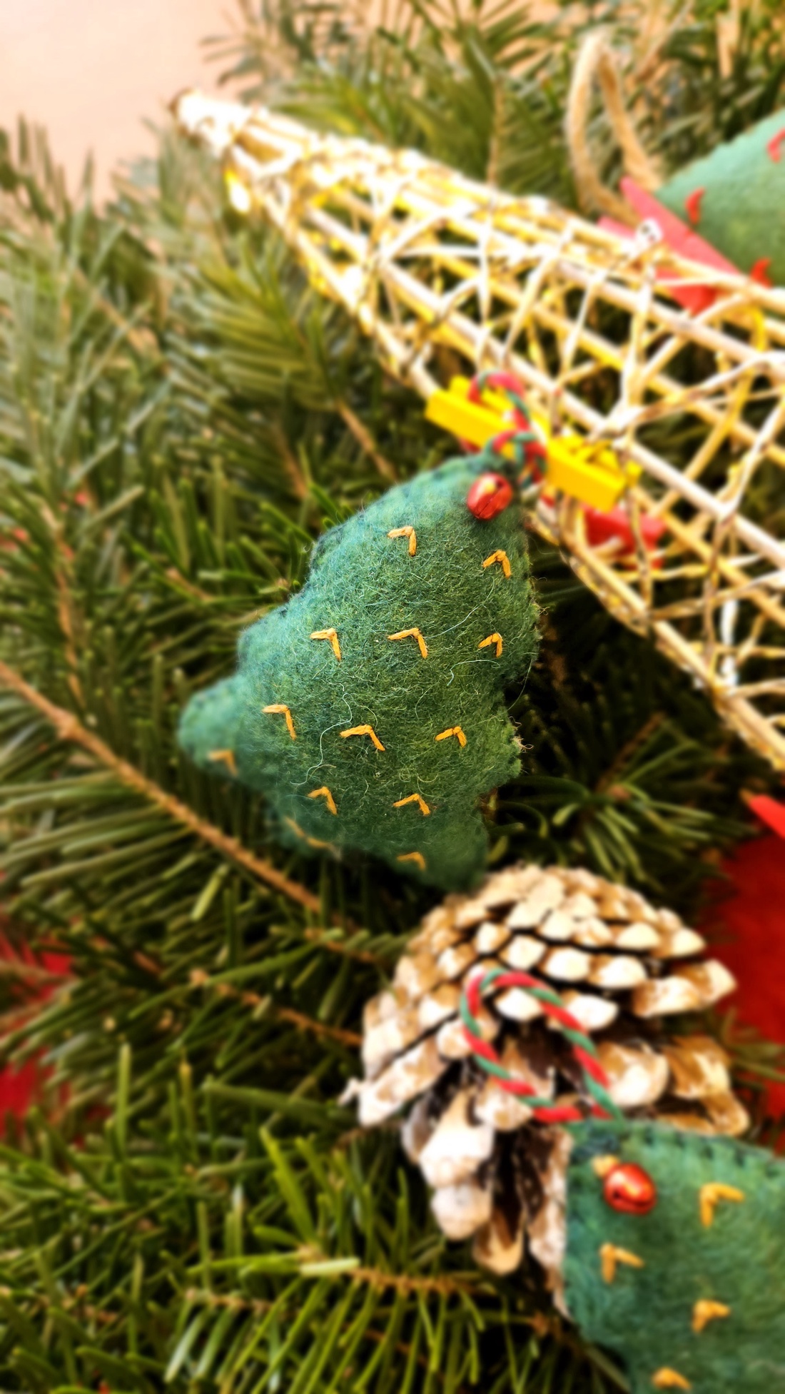 Bradut  - crăciun - decorațiuni de crăciun de casă - pom de crăciun  - Artynos.ro