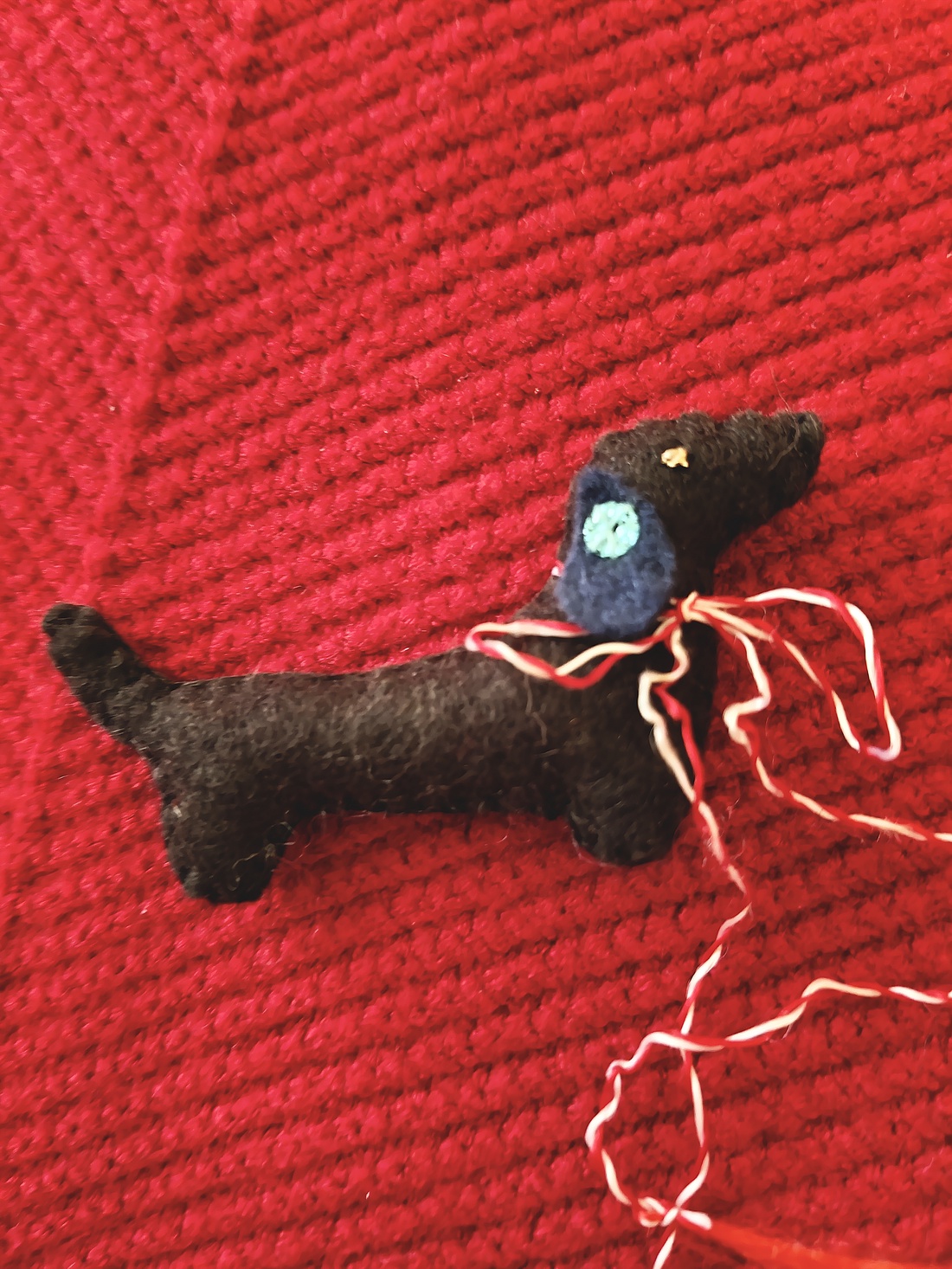 Mărțișor Teckel - bijuterii - mărțișor - Artynos.ro