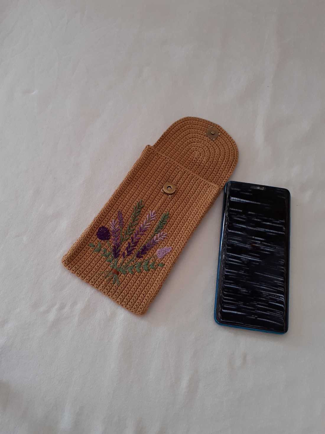 Carcase de telefon croșetate și brodate cu patent magnetic -  - Artynos.ro