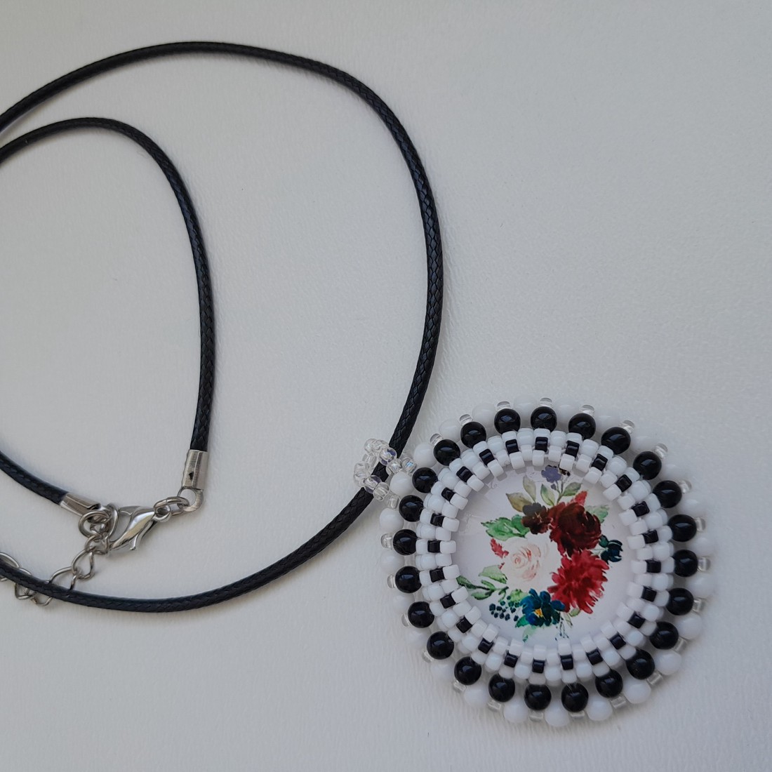 Colier pandantiv din mărgele de sticlă - floare - - Artynos.ro Colier pandantiv din mărgele de sticlă - floare - - Artynos.ro
