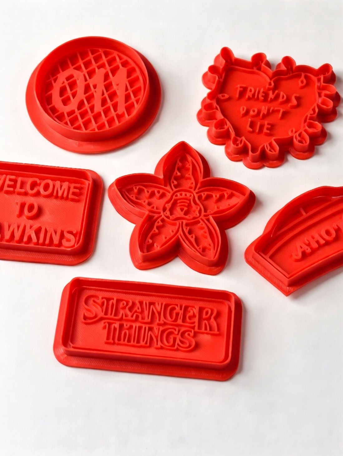 Set de forme pentru fursecuri Stranger Things � Roșu mat � Colecția Upside Down, 6 piese -  - Artynos.ro