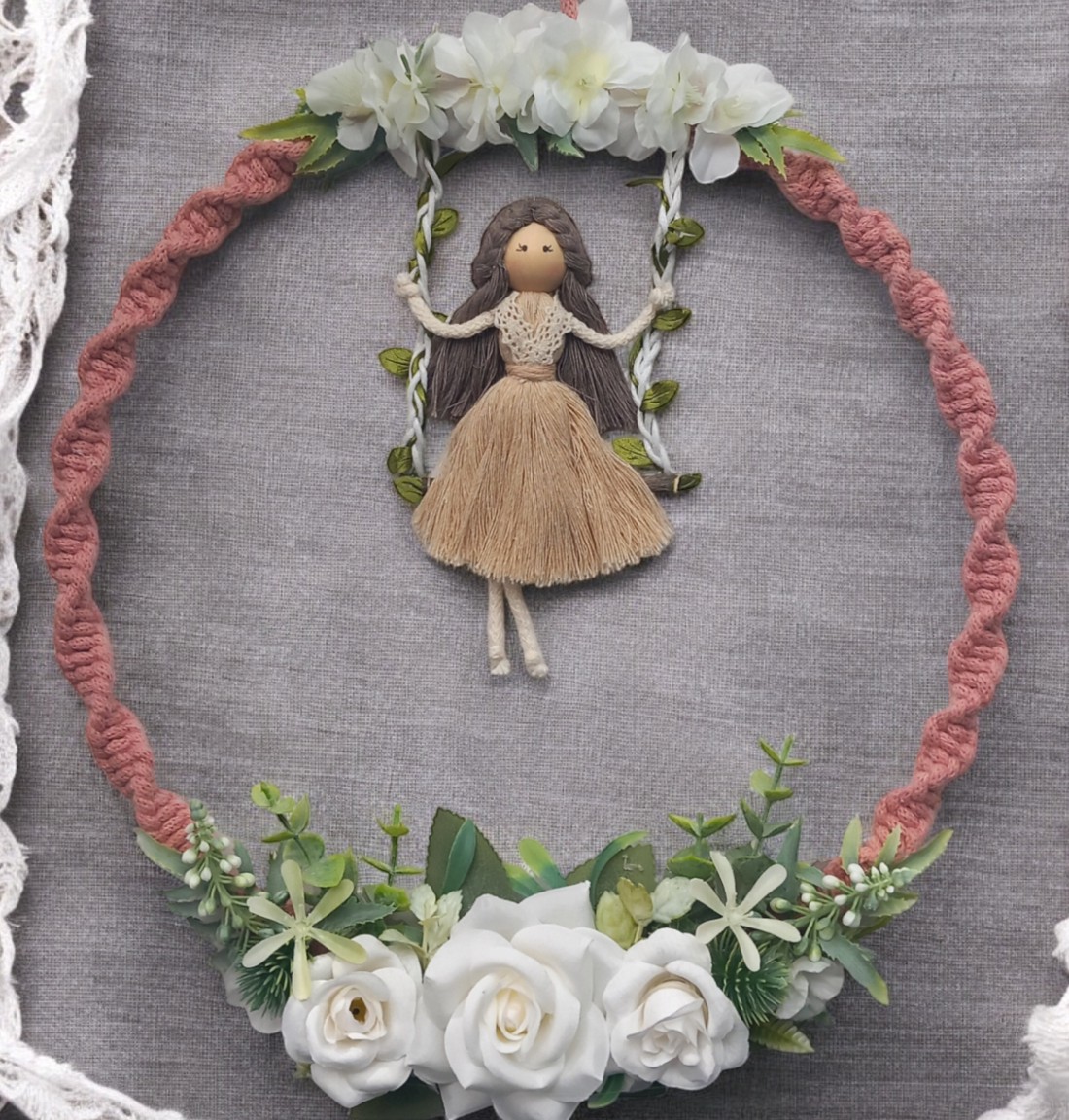 Decorațiune de perete macramé mare pe cerc - alb puternic cu păpușă macramé balansoară și trandafiri albi realiști - - Artynos.ro Decorațiune de perete macramé mare pe cerc - alb puternic cu păpușă macramé balansoară și trandafiri albi realiști - - Artynos.ro
