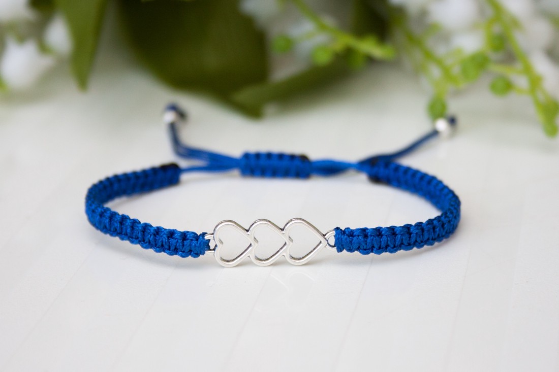 Brățară macramé împletită - Hearts albastru închis - - Artynos.ro Brățară macramé împletită - Hearts albastru închis - - Artynos.ro