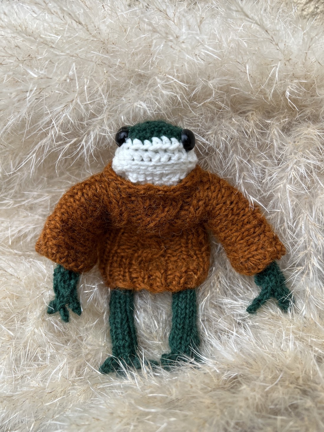 Broscuță tricotată manual - 13 cm, în pulover de lână și chiloți de catifea - - Artynos.ro Broscuță tricotată manual - 13 cm, în pulover de lână și chiloți de catifea - - Artynos.ro