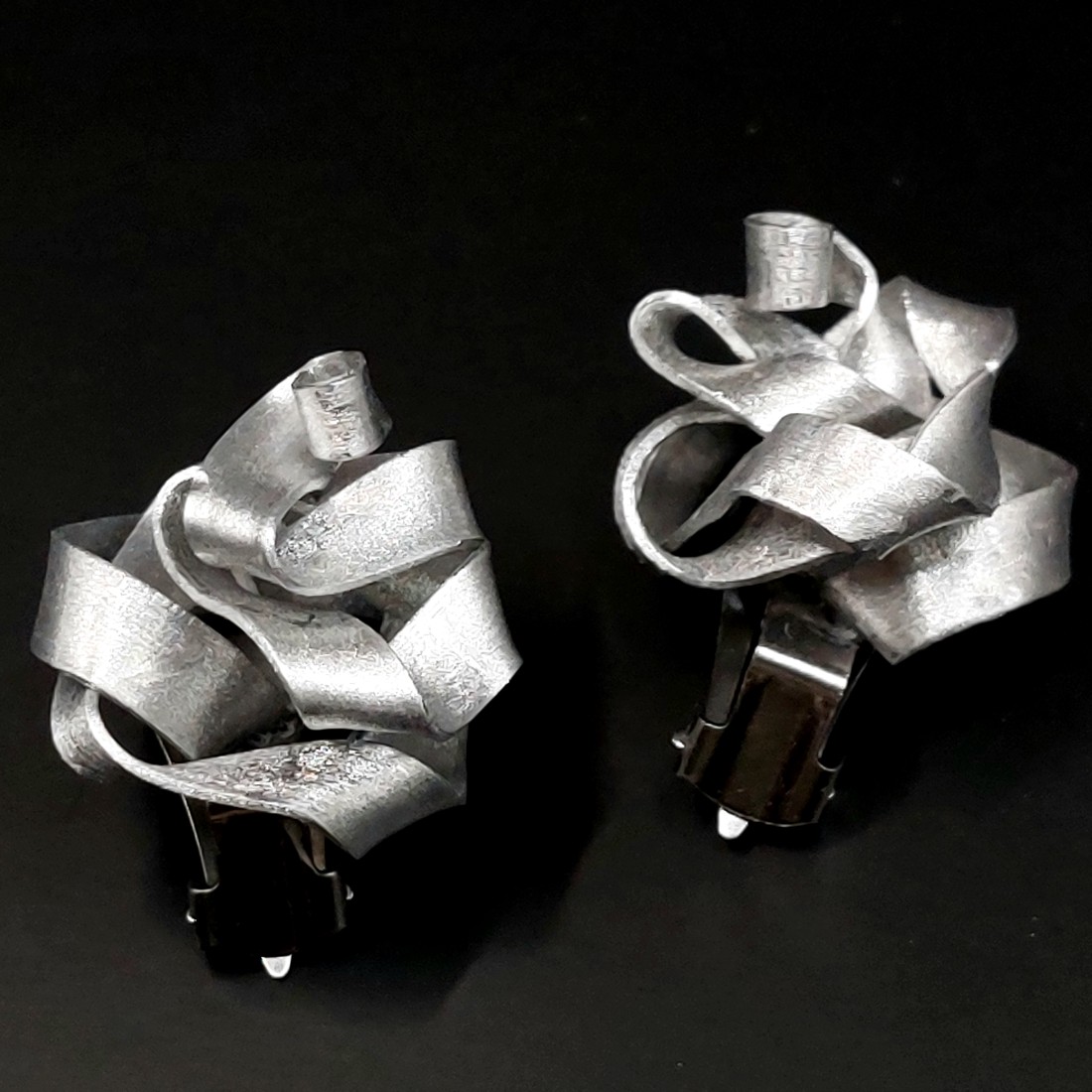 Cercei cu trandafiri din aluminiu -  - Artynos.ro Cercei cu trandafiri din aluminiu -  - Artynos.ro