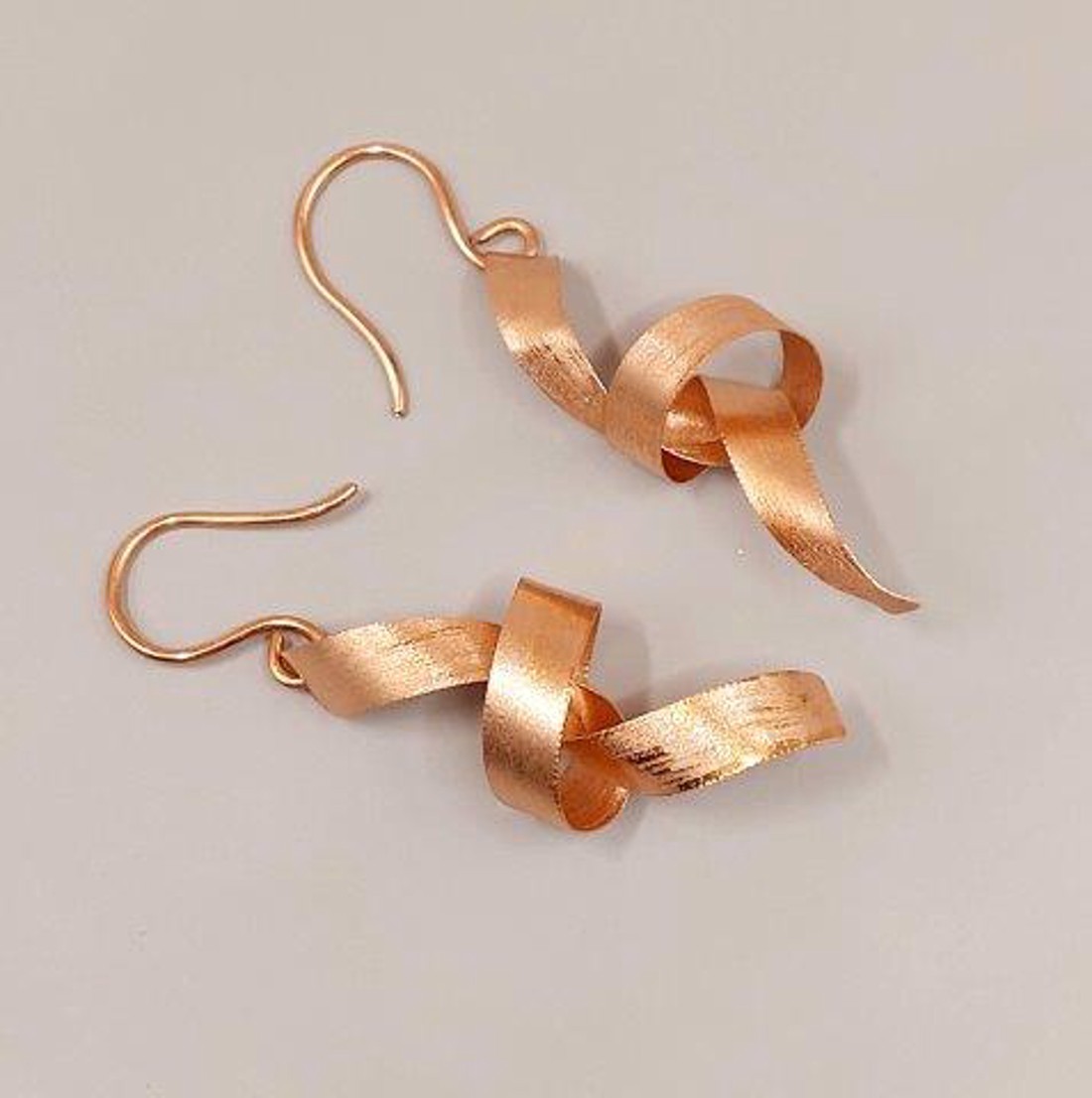 Cercei cu nod mini în cupru - bijuterii - cercei lungi - Artynos.ro Cercei cu nod mini în cupru - bijuterii - cercei lungi - Artynos.ro