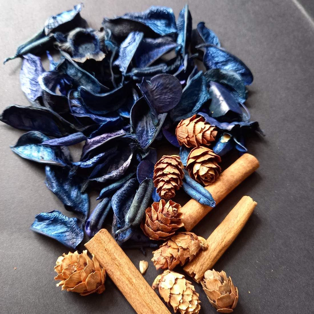 Set de materiale decorative: bețișoare de scorțișoară, conuri mici și fructe uscate  -  - Artynos.ro