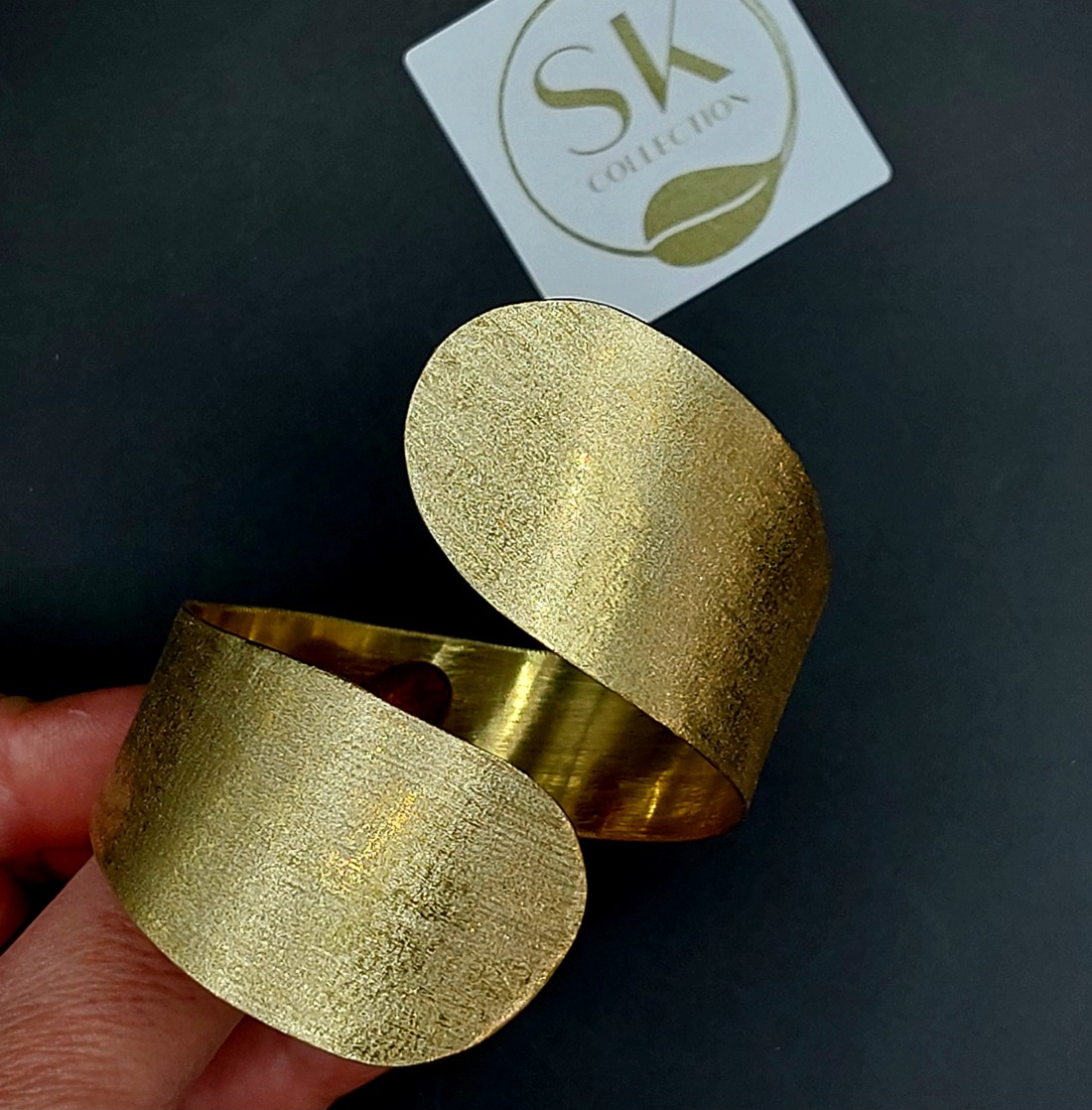 Brățară largă minimalistă din alamă -  - Artynos.ro Brățară largă minimalistă din alamă -  - Artynos.ro