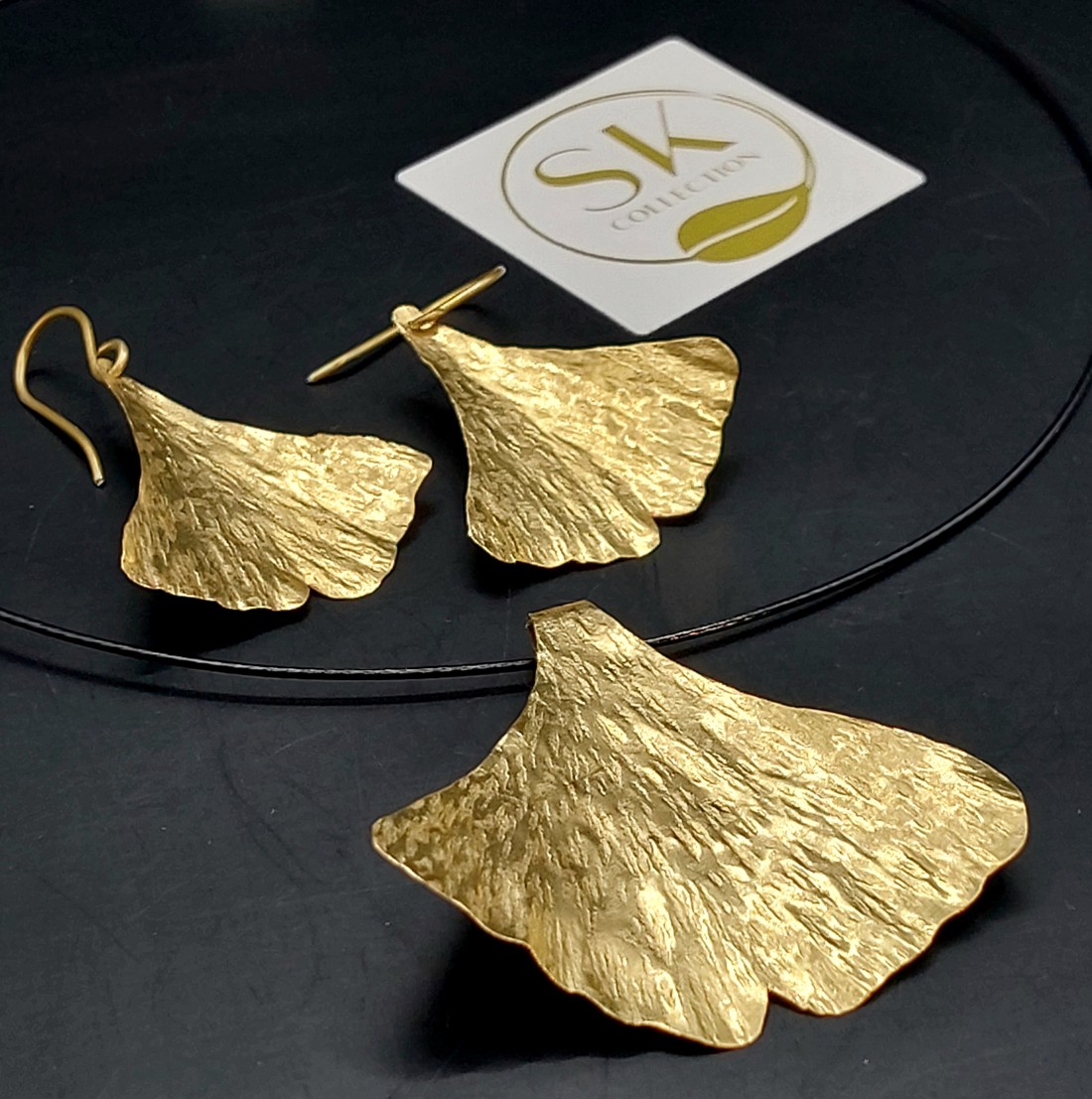 Ginkgo biloba în pene de alamă - bijuterii - seturi de bijuterii - Artynos.ro  Ginkgo biloba în pene de alamă - bijuterii - seturi de bijuterii - Artynos.ro