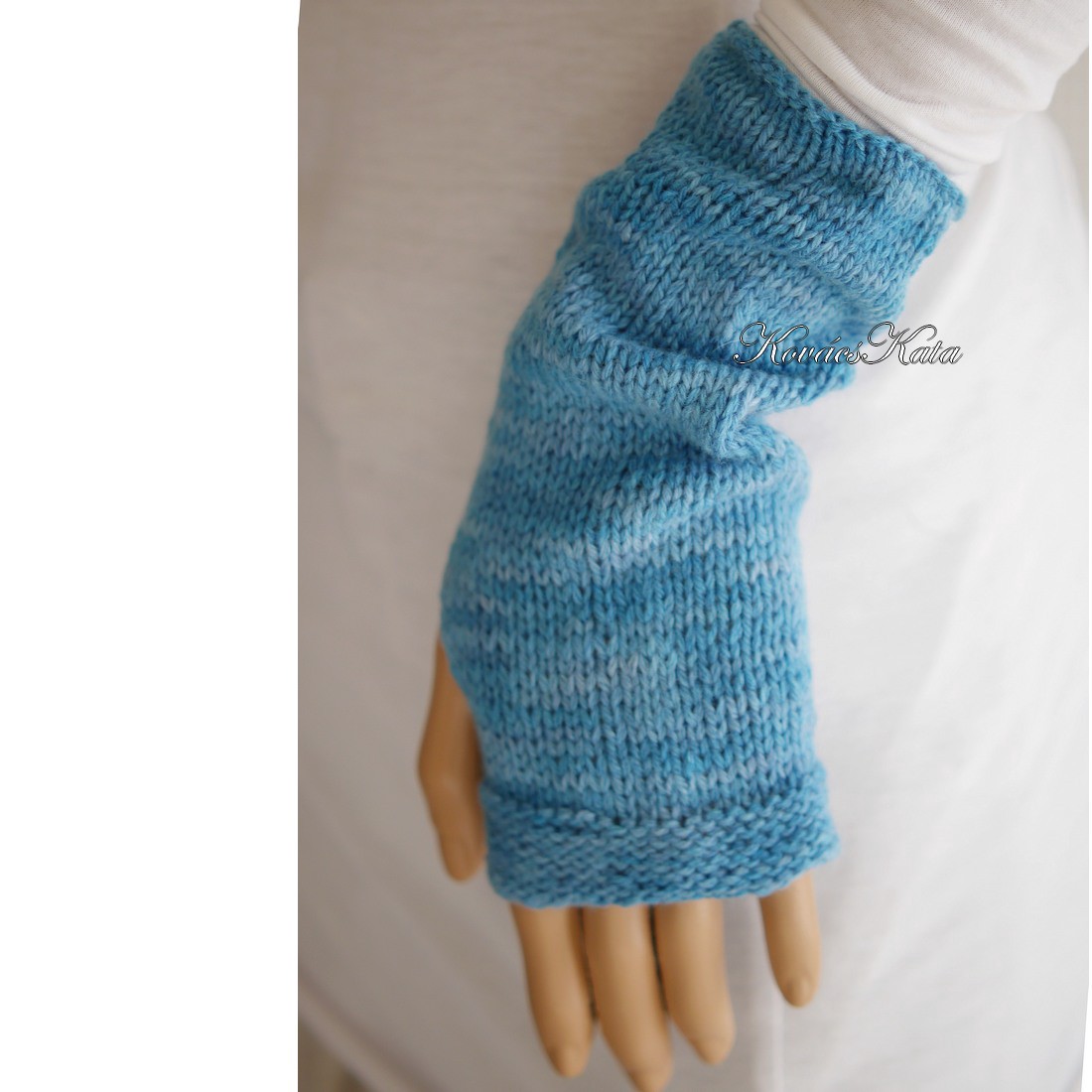 BOSZI-GLOVER / softclown - exclusiv tricotat manual, manusa pictata, incalzitor de mana / albastru caraibe - îmbrăcăminte și modă - eșarfe, pălării, fularuri - mănușă - Artynos.ro