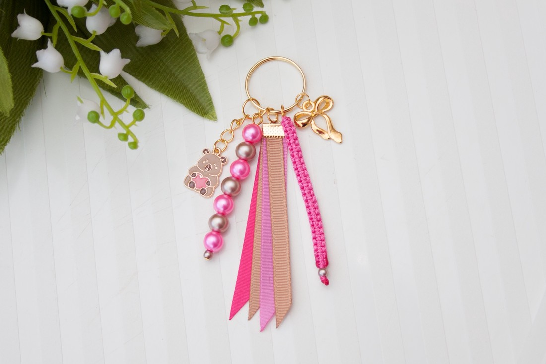 Breloc, ornament pentru geantă - Kapibara roz/maro - - Artynos.ro Breloc, ornament pentru geantă - Kapibara roz/maro - - Artynos.ro