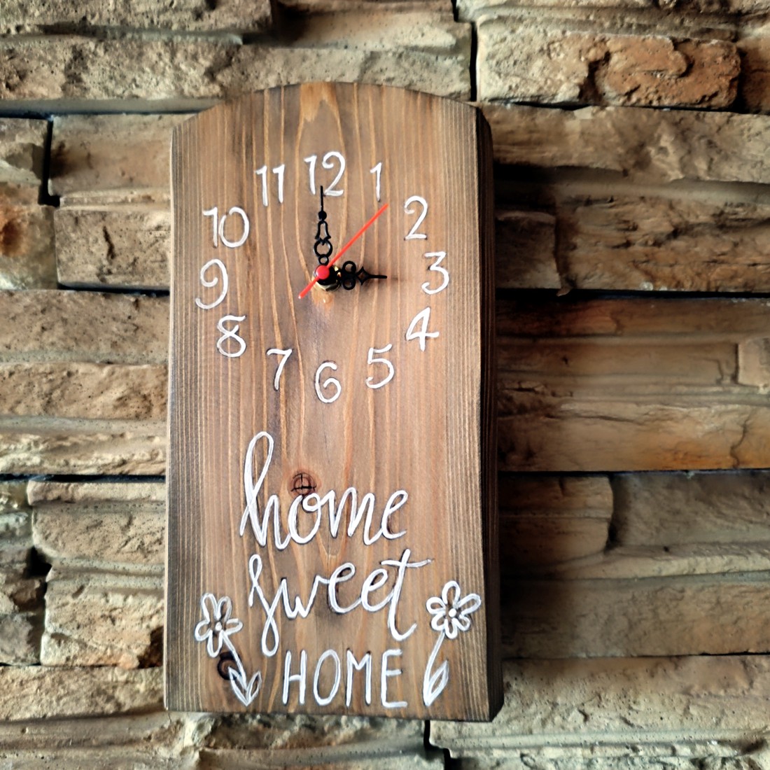 Ceas de perete din lemn de nuc cu inscripție home sweet home - - Artynos.ro Ceas de perete din lemn de nuc cu inscripție home sweet home - - Artynos.ro