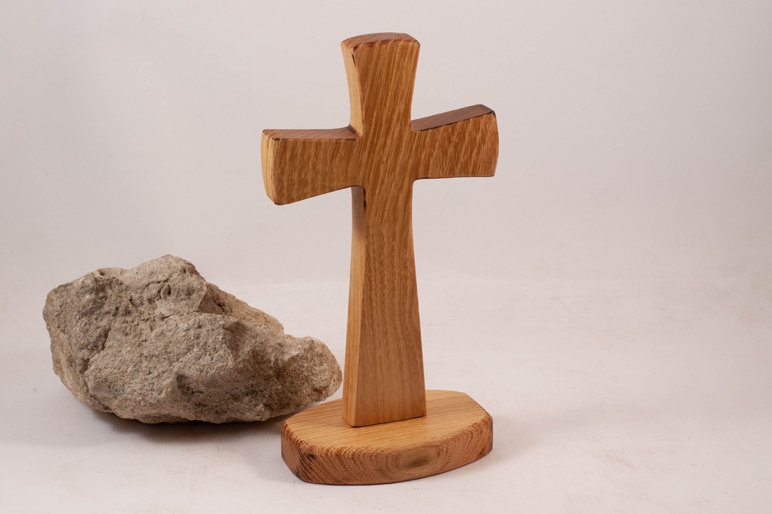 Cruce de lemn cu piedestal, cruce de masă - - Artynos.ro Cruce de lemn cu piedestal, cruce de masă - - Artynos.ro