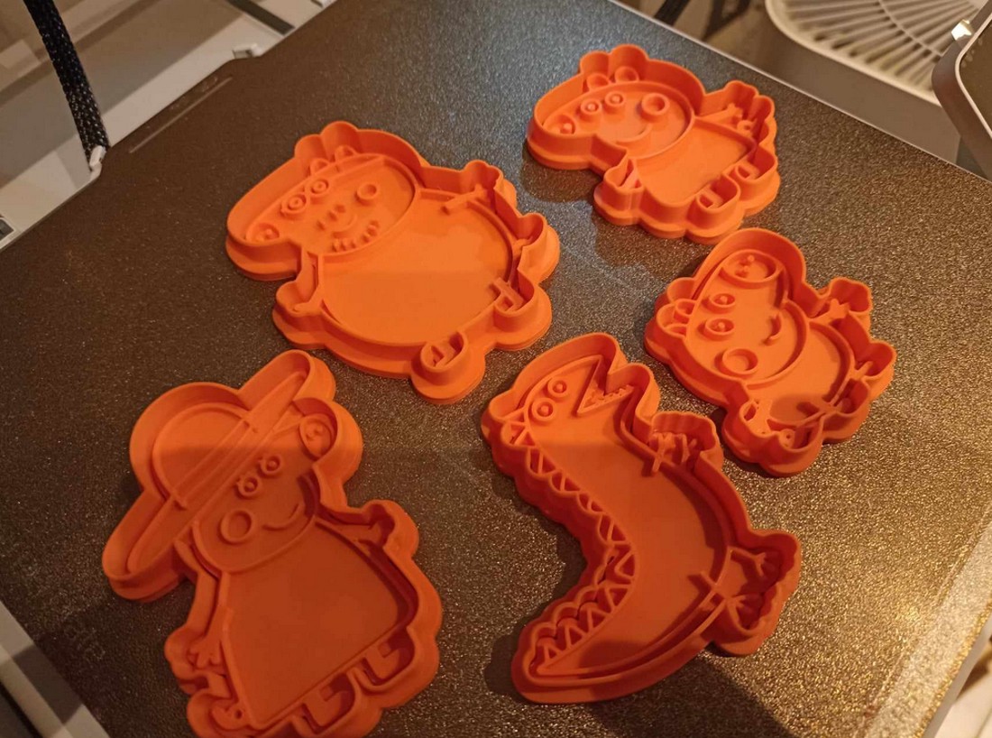 Set de forme pentru fursecuri și ștampile Peppa Pig � Peppa, George, Mummy și Daddy Pig � imprimate 3D -  - Artynos.ro