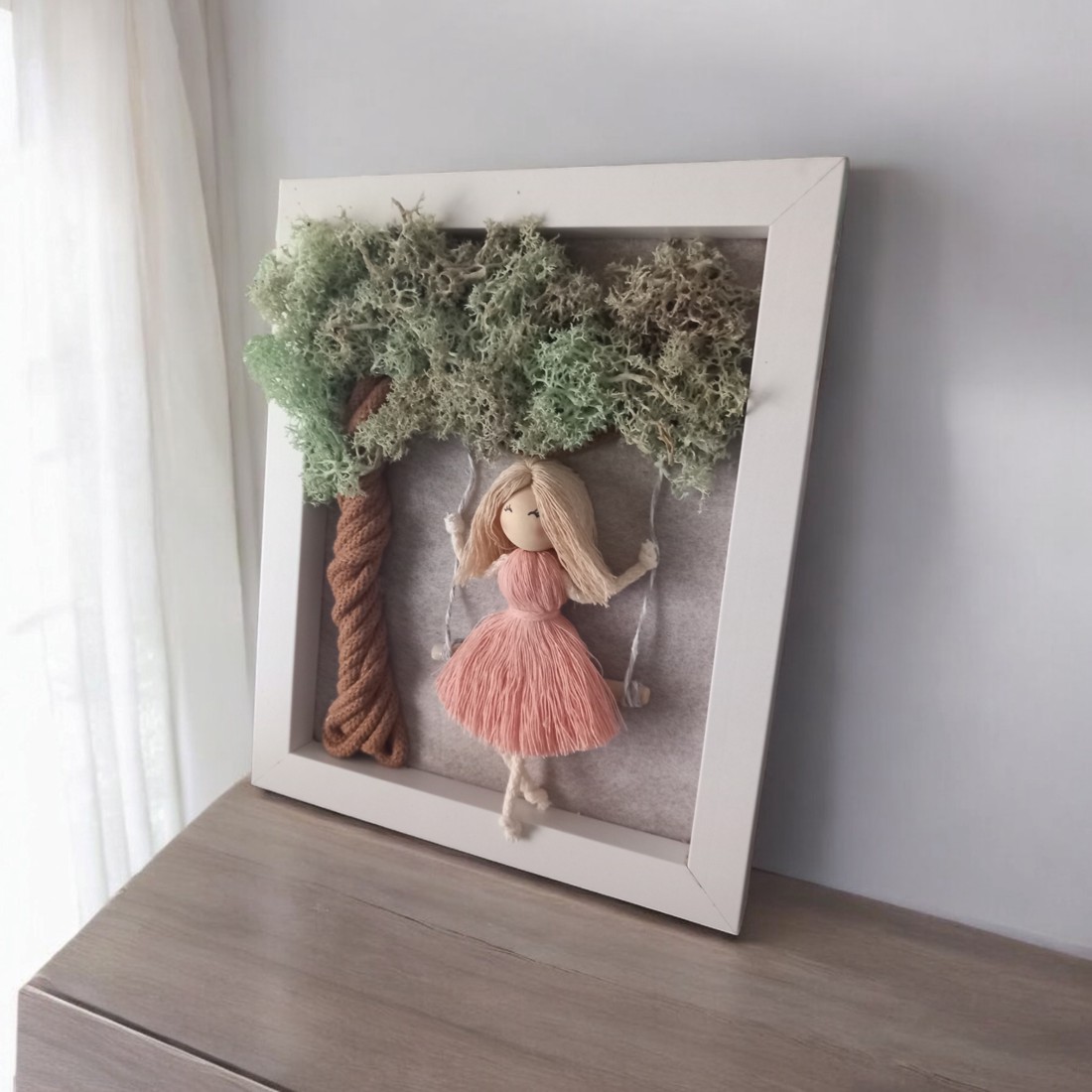 Imagine 3D a unei păpuși care se leagănă sub un copac - - Artynos.ro Imagine 3D a unei păpuși care se leagănă sub un copac - - Artynos.ro