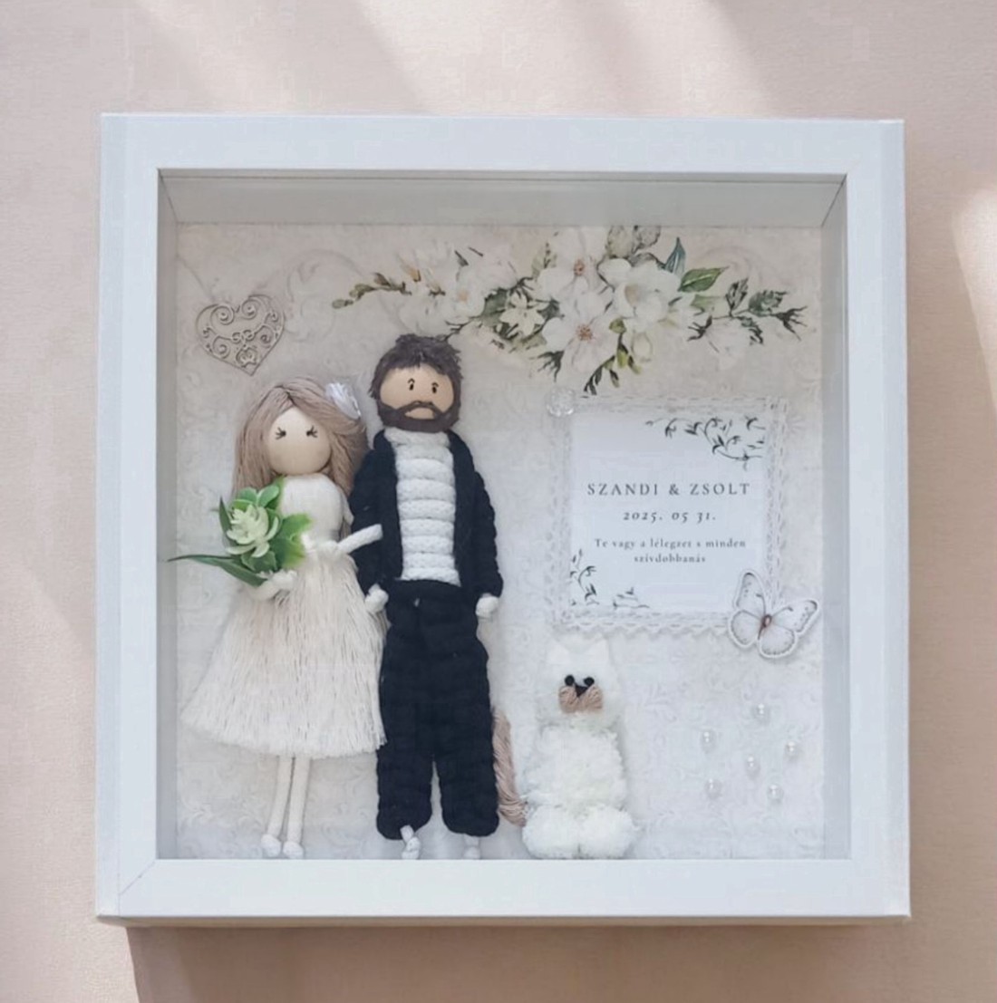 Mire și mireasă personalizați din macramé într-o ramă foto 3D din sticlă � un cadou de nuntă elegant cu un animal de companie - accesorii nuntă - amintiri și cadouri de nuntă - cadou nuntă - Artynos.ro